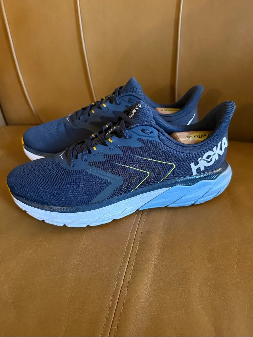 Hoka Arahi 5 Men’s Size 12 D In Ombré Blue - Navy/White/Gray/Light Blue